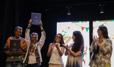 Representantes de la comunidades recibiendo la resolución. 