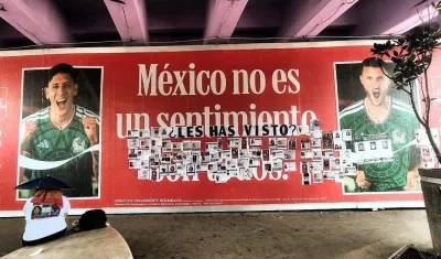 Familias de desaparecidos en México pegan fichas de búsqueda en el Estadio inaugural del Mundial.