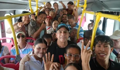 El alcalde Alejandro Char con la ciudadanía en un articulado de Transmetro. 