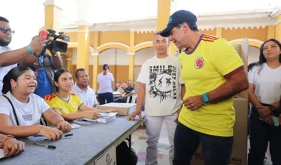 Alejandro Char depositando su voto