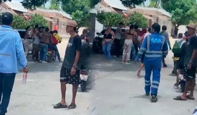 Momento en que una de las víctimas era auxiliada por personas del sector. 