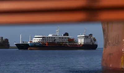 Un barco de abastecimiento proporciona combustible al crucero MV Hondius en España. 