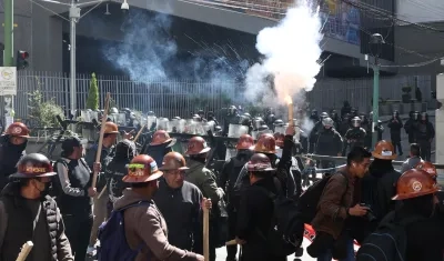 Manifestantes se enfrentan con la policía en una jornada de protestas en La Paz.