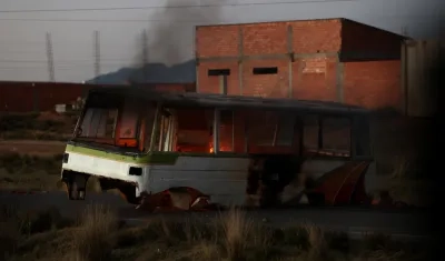 Bus incinerado durante bloqueos en La Paz.