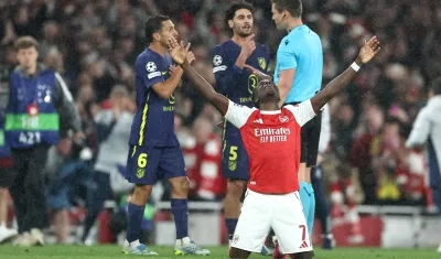 Bukayo Saka celebrando la clasificación de Arsenal.