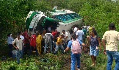 El bus volcado a un lado de la Cordialidad. 