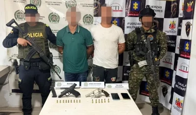 Los dos capturados en el operativo. 