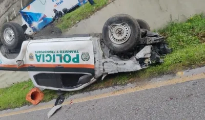Camioneta de la Policía volcada. 