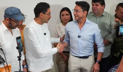 Iván Cepeda en la rueda de prensa con Carlos Caicedo en el norte de Barranquilla.