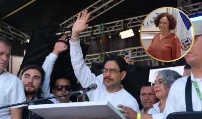 El candidato Iván Cepeda y la embajadora de Colombia en Haití, Vilma Velásquez Uribe.