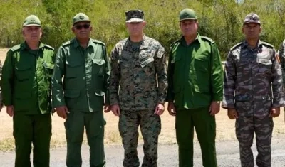 Comandante, general Francis L. Donovan (c), posando con el jefe del Estado Mayor General de Cuba, general Roberto Legrá. 