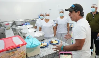 El alcalde Char en el nuevo comedor del colegio. 