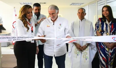 La Contralora Leydy Viviana Mojica Peña y el Gobernador Eduardo Verano, dando al servicio las renovadas oficinas. 