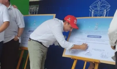 Convenio para los Centro PotencIA en Atlántico firmado por Mauricio Lizcano, quien era ministro de las TIC.