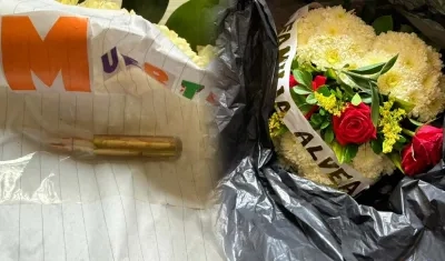 La bala y la corona que le enviaron.