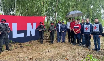 Momento en que la guerrilla entrega el coordinador de campaña a la Cruz Roja. 