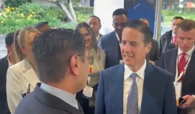 El magistrado Cristian Quiroz recibiendo al senador Bernie Moreno, observador internacional.