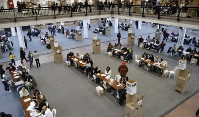 Personas votan durante la jornada electoral de este domingo en Bogotá.