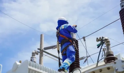 Operario de Air-e en labores de redes eléctricas. 