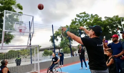El alcalde Alejandro Char entregando obra de recuperación de un parque en Barranquilla. 