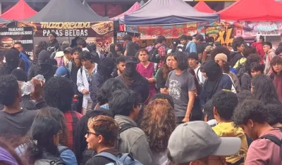 Estudiantes y profesores rodearon a los encapuchados.