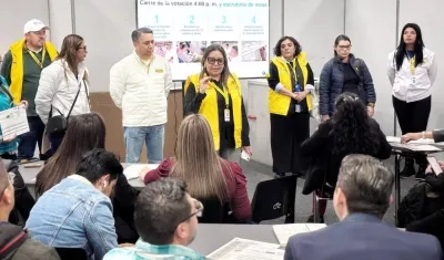 Funcionarios de la Procuraduría haciendo vigilancia.