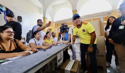 El alcalde Alejandro Char a su arribo a su puesto de votación. 