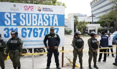 Proceso de desalojo en la sede de la iglesia Vida Abundante este jueves en el norte de Barranquilla. 