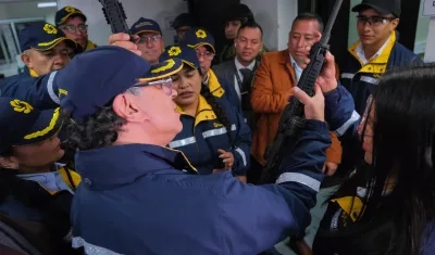 Fusiles Jaguar presentados por el Presidente Gustavo Petro. 
