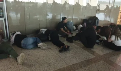 Los pasajeros del avión esperando en el aeropuerto de Caracas. 