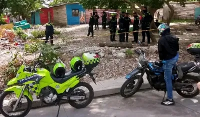 La Policía acordonó el área del hallazgo del cuerpo. 