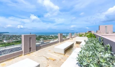 El rooftop de Mirador del Puerto ofrece una vista panorámica hacia el mar. 