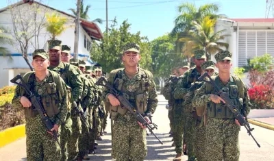 Infantes de Marina listos para prestar la seguridad este domingo de elecciones. 