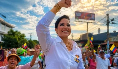 Marta Cantillo, alcaldesa de San Onofre, con una camiseta que tiene la imagen de Petro.