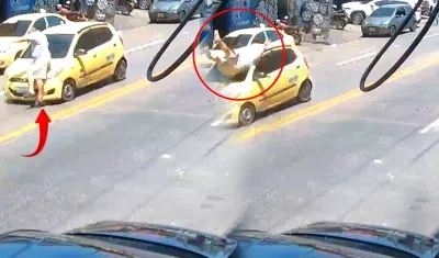 Momento en que el taxi embistió al hombre de la tercera edad. 