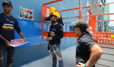 El alcalde Char visitó a los artistas trabajando en el Malecón de Rebolo. 