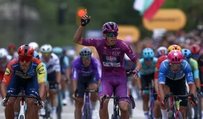 Paul Magnier ganando la tercera etapa del Giro de Italia.