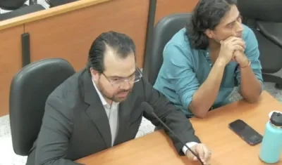 El abogado Alejandro Carranza y su cliente Nicolás Petro Burgos en un audiencia anterior. 