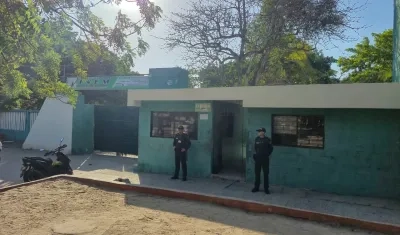 La Policía hace presencia en los colegios.