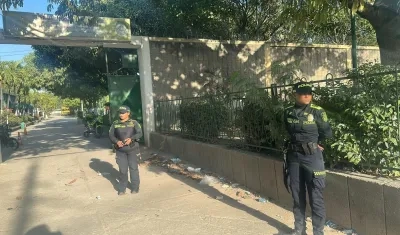 Policías en la entrada del colegio Itida, en Soledad. 