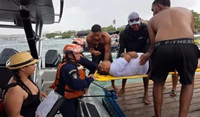 El ciudadano cuando era evacuado en una lancha de Guardacostas. 