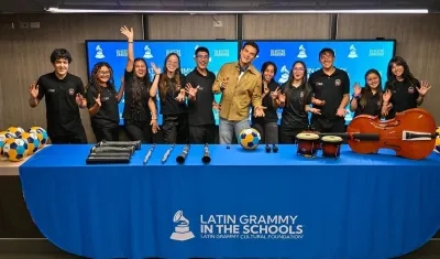 Silvestre Dangond donó instrumentos musicales. 