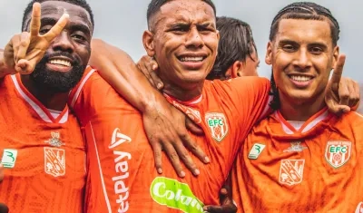 Stiwart Acuña (centro) celebrando el gol del local.
