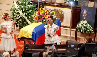 Integrantes de la agrupación musical 'Los Tambores de Totó' participan en un homenaje.