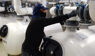 Trabajos de mantenimiento del complejo acuático. 