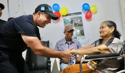 Alcalde Alejandro Char en la entrega de un mejoramiento de vivienda. 