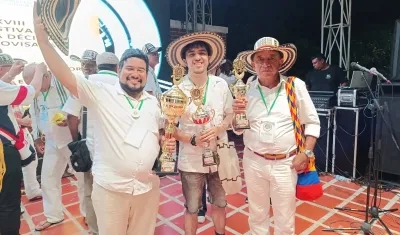 Danny Zora, ganador del festival; Martín Perilla, segundo lugar, y Alfredo Martelo, tercer lugar.