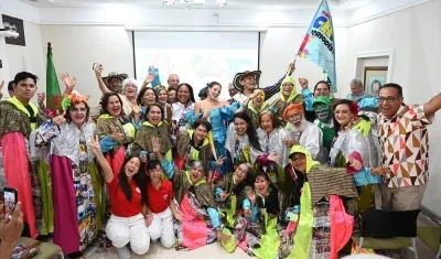 Miembros de la comparsa Chiva Periodística que se presentará en New York.