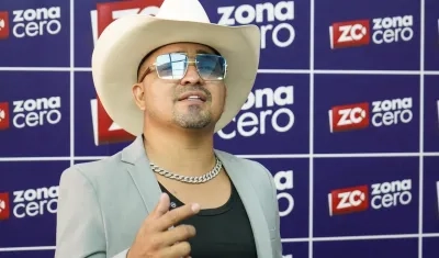 El artista barranquillero Sergio Santiago presenta su nuevo sencillo 'Esta rola va pa´ella'.