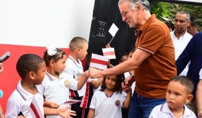 Gobernador Eduardo Verano en una de las instituciones educativas del departamento. 